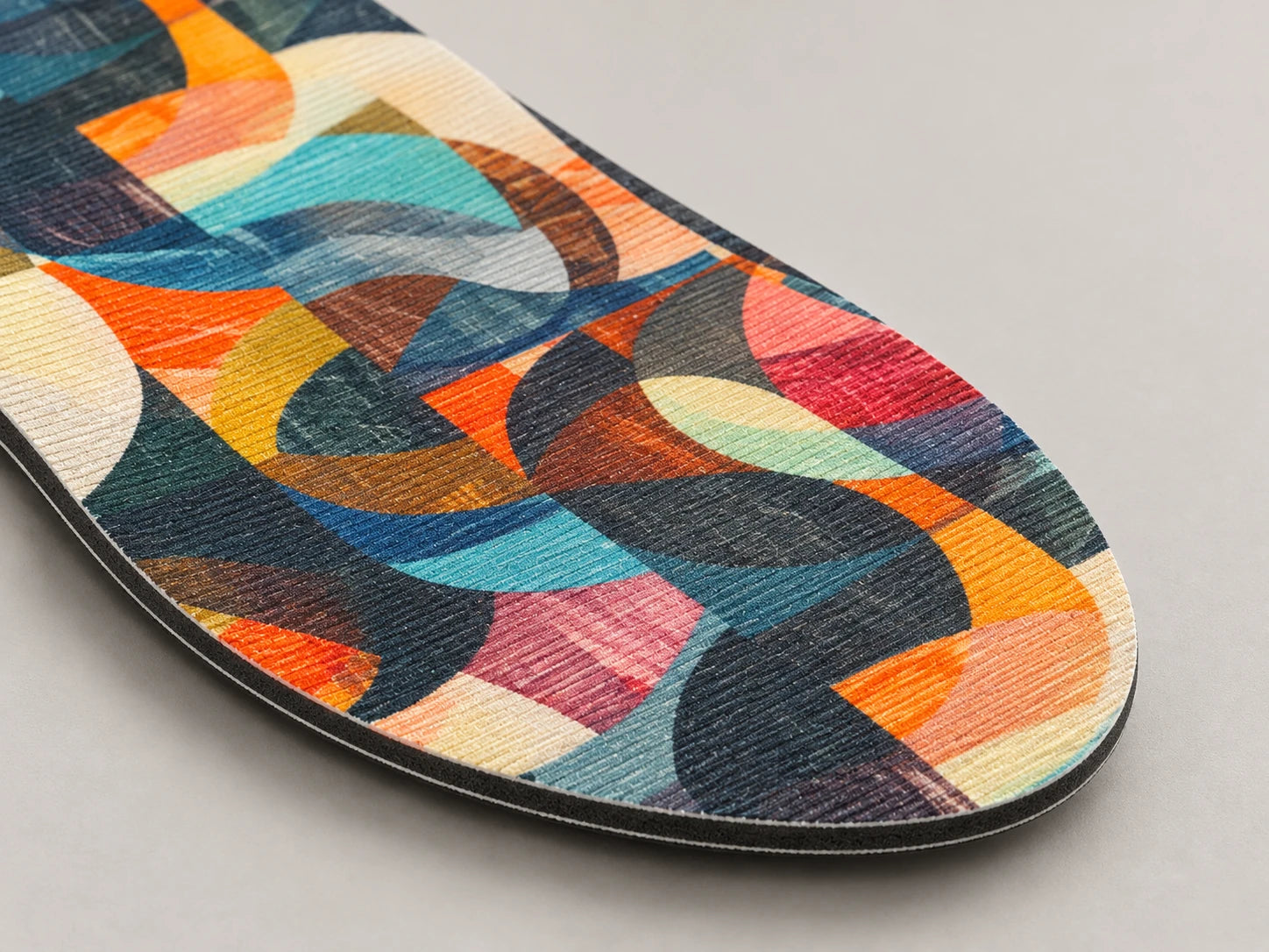 Close-up visualization of Sprint Sports colourful ribbed textile and dark foam edge.