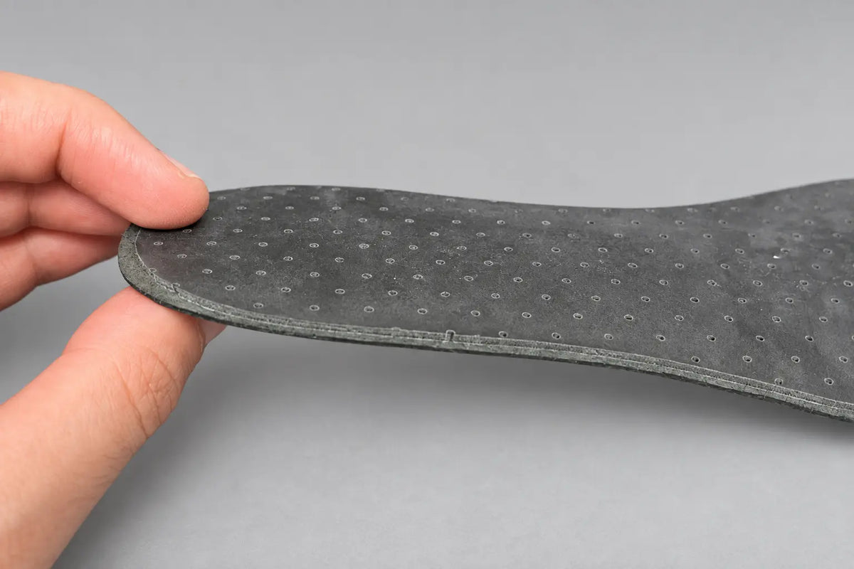 Thin joined edge of Eleganza Noire, gently lifted by hand with the underside facing up