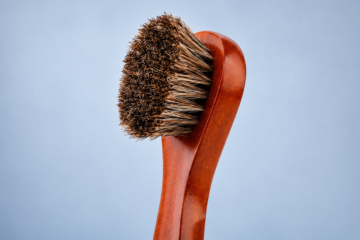 Close view of the CAFFREY applicator horsehair head and rounded wooden edge
