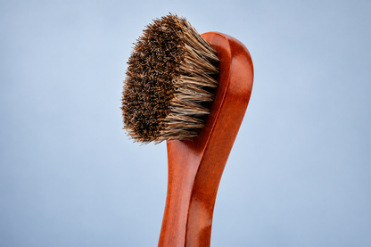 Close view of the CAFFREY applicator horsehair head and rounded wooden edge